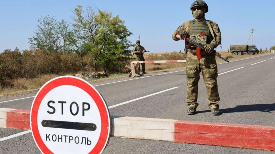 В Раздольненском районе Крыма будут эвакуировать жителей что известно СИМФЕРОПОЛЬ 29 окт РИА Новости Крым В селе Славянское Раздольненского района Крыма 31 октября пройдет групповая тактико специальная антитеррористическая тренировка Об этом сообщает глава администрации района Денис Олейник 31 октября в период с 9 00 по 18 00 на территории села Славянское будет проведена групповая тактико специальная антитеррористическая тренировка говорится в публикации По его словам мероприятие нацелено на проверку готовности оперативных служб к действиям в условиях террористической угрозы Олейник рассказал что в селе введут ограничения движения транспорта некоторые улицы перекроют полностью Кроме того в ходе тренировки отработают эвакуацию жителей Запланирована учебная эв Подробнее