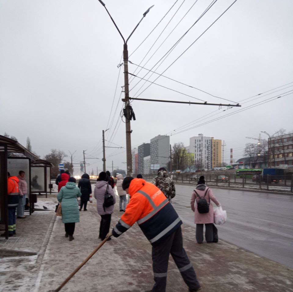 В Курске продолжается уборка дорог.  Сегодня в городе на проезжей части, тротуарах и придорожных зонах задействованы 75 дорожных рабочих и 56 единиц техники. Специалисты посыпают участки песко-соляной смесью и убирают мусор. Работы проводятся на проезжей части, тротуарах, остановках, лестницах и др.  Аналогичные работы продолжаются также в общественных пространствах — на площадках, в парках и скверах. Сегодня днем здесь трудятся 40 рабочих и 12 единиц техники.