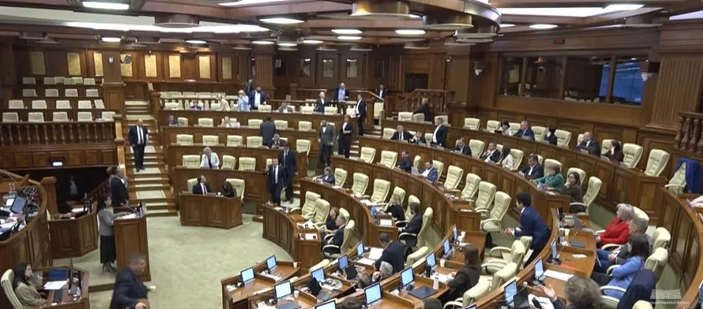 Депутаты от партии власти проголосовали в первом чтении за проект нового Кодекса об организации и функционировании парламента Документ был раскритикован оппозицией Голосование проходило без парламентской оппозиции она покинула зал заседаний Подпишись на primulinmd