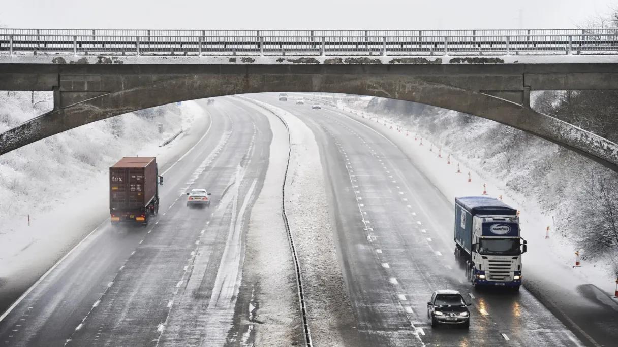 2025 год для автоперевозок был очень тяжелым падал спрос увеличивалась себестоимость доставок Компании едва сводили концы с концами причем удалось это далеко не всем Но в декабре количество заявок на доставку грузов выросло да так что год оказался лучше чем 2024 й Сокращение предложения и осознание грузополучателями того что поставки дешевле не станут привели отрасль к хрупкому равновесию Более того перевозчики надеются что черная полоса позади и рынок хоть и изрядно поредевший ждут хорошие времена Как растут спрос и тарифы на автоперевозки рассказываем в материале на сайте Forbes Фото Adrian Sherratt Construction Photography Avalon Getty Images