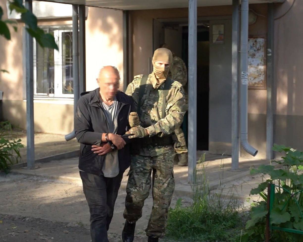 В Липецке при силовой поддержке спецназа Росгвардии задержан подозреваемый в мошенничестве в особо крупном размере Сотрудники СОБР «Феникс» Управления Росгвардии по Липецкой области оказали содействие коллегам из регионального УМВД России в задержании 56-летнего липчанина, подозреваемого в мошенничестве на сумму свыше 68 млн. рублей. Предварительно установлено, что подозреваемый предлагал своим знакомым вложиться в его бизнес, связанный с недвижимостью. Получив наличные, злоумышленник заключал с потерпевшими договоры о строительстве, заведомо зная, что они не имеют юридической силы. От противоправных действий мужчины пострадали 10 граждан. Размер причинённого каждому потерпевшему ущерба варьируется от 2 до 11,7 млн. рублей. Злоумышленник был задержан правоохранителями при попытке покинуть Липецк. При нём обнаружены сумки с вещами, заграничный паспорт, печати, большое количество документов, уличающих его в причастности к афере. Возбуждено уголовное дело. Росгвардия. Центральный округ