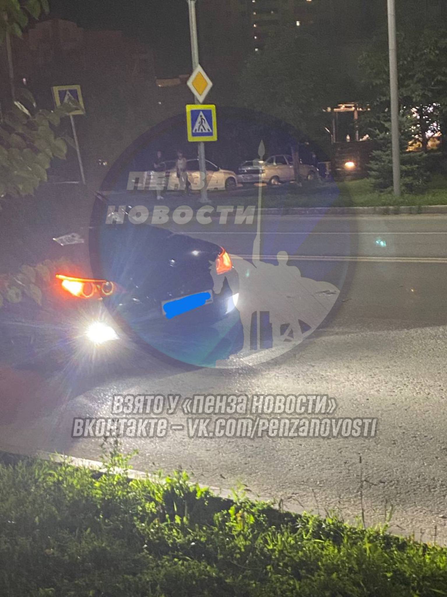 Женщину-самокатчицу сбили в Спутнике ДТП случилось на ул. Радужная у бассейна «Дельфин». Водитель BMW совершил наезд на женщину-самокатчицу в районе пешеходного перехода. «Женщине на вид около 35–40 лет. Весь лоб в крови. Кровь была видна и на асфальте», — сообщила подписчица «Пенза Новости». «Спешилась ли пензячка на "пешеходнике" или нет, неизвестно», — добавила она ПОДПИСАТЬСЯ ПРИСЛАТЬ НОВОСТЬ