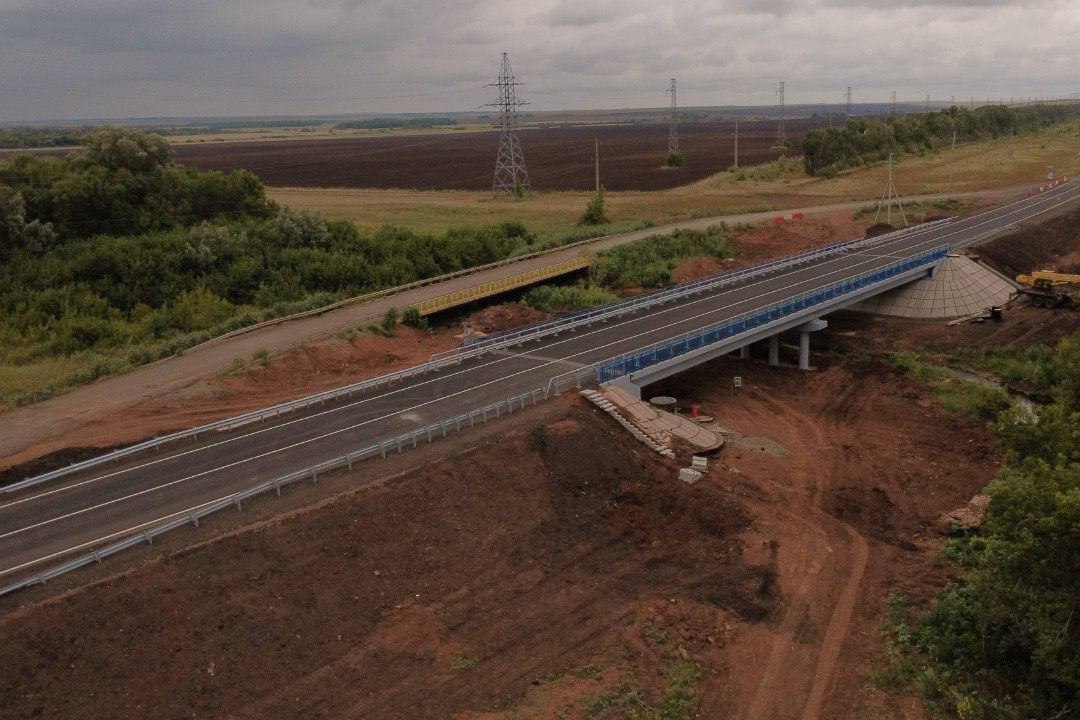 Открыто движение по мосту через реку Гусиху на 45 км дороги Переволоцкий – Кичкасс Об этом рассказали в областном правительстве. Основные работы по капремонту сделали. Готовность объекта выше 90 %. Движение транспорта разрешили, в том числе с максимальной массой до 100 тонн по одной полосе в каждую сторону.