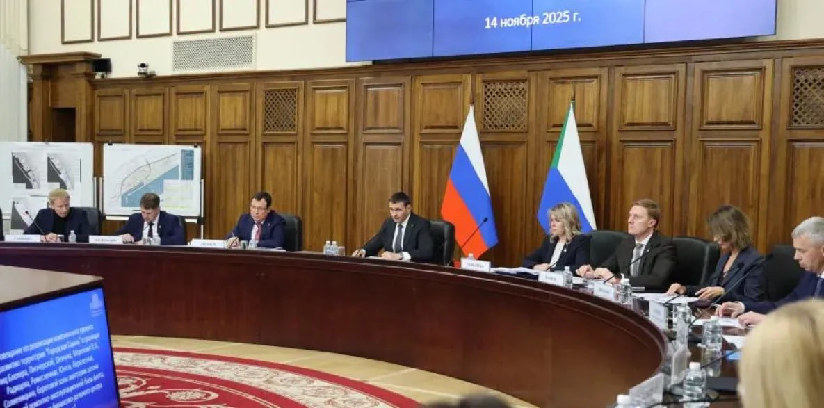 Центр Хабаровск Сити призван изменить облик краевого центра В Хабаровске обсудили реализацию проекта по развитию территории Городская Гавань ключевым элементом которого является создание финансово делового центра Хабаровск Сити Проект имеет важное градостроительное значение и оказывает влияние на социально экономическое развитие Хабаровского края а также определит облик города и всего региона на годы вперед Согласно концепции финансово деловой центр Хабаровск Сити будет включать кластер высотных бизнес центров и призван стать новой точкой притяжения инвестиций а также главным имиджевым центром Хабаровска и всего региона Реализация Хабаровск Сити будет вестись в четыре этапа Основные его цели формирование комфортной и безопасной среды создание новых рабочих мест развитие рекреационных пространств и зеленых зон а также интеграция в транспортную и социальную инфраструктуру города todaykhv