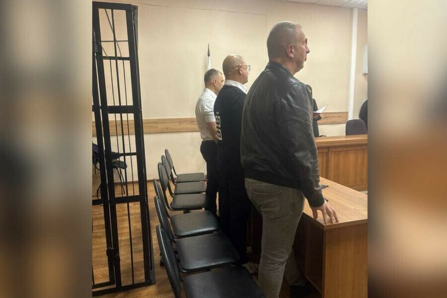 Мы больше довольны чем недовольны в Благовещенске вынесен приговор по громкому делу Евгения Пушкарева 26 сентября в Благовещенском городском суде поставили финальную точку в деле руководителя крупных медицинских центров и депутата городской думы Евгения Пушкарева Прокуратура требовала для него 2 года колонии и штраф в полмиллиона рублей а сторона защиты просила прекратить уголовное дело Подробнее здесь Подписывайтесь на Amur life