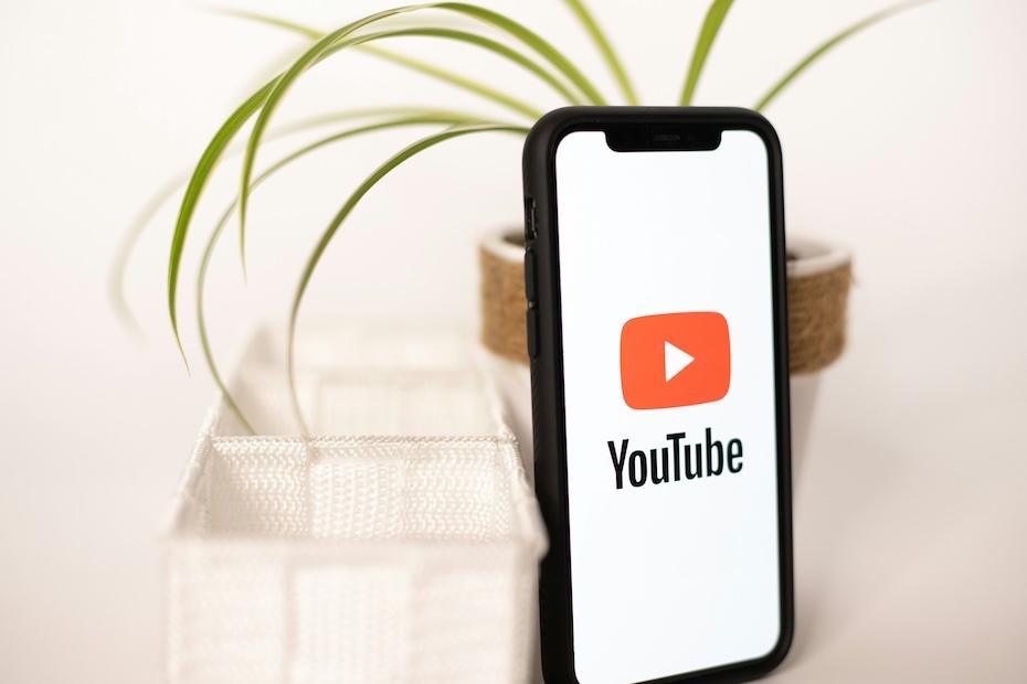 YouTube начал большую чистку каналов и видео Лента необратимо меняется на глазах YouTube начал удалять крупные каналы состоящие исключительно из сгенерированных нейросетями роликов Например на платформе больше невозможно найти канал CuentosFacianantes на него были подписаны 5 9 млн человек а ролики набрали более миллиарда просмотров Другой исчезнувший канал имел аудиторию в 5 8 млн Еще 16 каналов либо пропали полностью либо стали пустыми например Cat League Зачистка происходит в согласии с декларируемой политикой площадки Чуть ранее генеральный директор YouTube запускал рассылку в которой обещал сократить распространение низкокачественного контента созданного с помощью ИИ в том числе с помощью усовершенствования системы борьбы с кликбейтом и спамом iguides