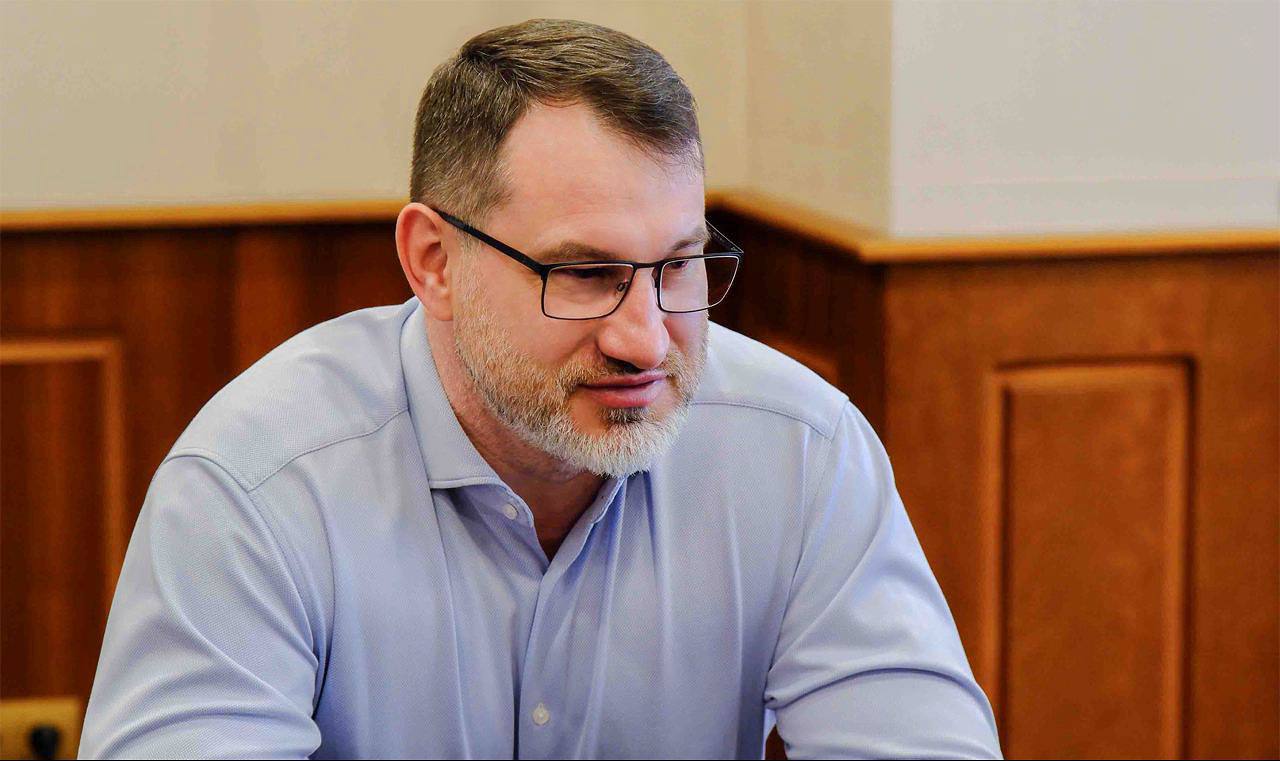 Сергей Серебряков: «В 2025 году производство тракторов сократится минимум на 20%» Петербургский тракторный завод входит в ГК «Кировский завод» в последние годы столкнулся с существенным падением спроса на сельскохозяйственную технику. Это негативно сказалось как на объемах производства, так и на инвестиционной программе предприятия. Но даже в таких условиях группа ищет новые точки роста – инвестирует в локализацию комплектующих, а также готовится к выпуску нового вида продукции – интегрального трактора. В интервью изданию «Ведомости Северо-Запад» генеральный директор ГК «Кировский завод» Сергей Серебряков рассказал: Почему на «Петербургском тракторном заводе» снизилось производство тракторов. Какие меры господдержки необходимы производителям сельхозтехники и аграриям. Как общее падение продаж отразилось на инвестиционной программе ПТЗ. Как развиваются новые проекты: тракторы с системой авто пилотирования, интегральный трактор, СП комбайнов с «Гомсельмашем» и грейдеры. Когда ПТЗ сможет перейти к реализации инвестпроекта в ДНР. Как изменился экспорт «Кировцев» после 2022 г. Подробнее — в интервью на нашем сайте. : Пресс-служба ГК «Кировский завод» Подпишитесь на «Ведомости Северо-Запад»