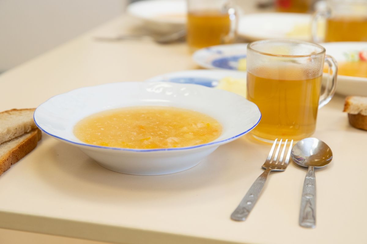 СанПиН и суды что скрывает компания поднявшая цены на обеды в школах Калуги   kaluganews ru fn 1785973 html В январе 2026 года родители школьников в Калуге получили неприятный сюрприз цена платных обедов выросла с начала года на 35 50 процентов Журналисты Калужских новостей провели независимое исследование и установили какая организация отвечает за питание в школьных учреждениях как функционирует система поставок и по каким причинам компания имеет возможность практически неограниченно увеличивать стоимость своей продукции   Прислать новость Подписаться