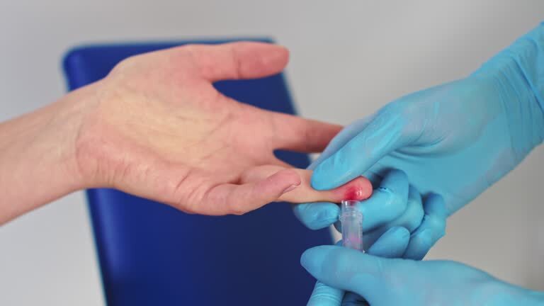 В Долинском районе сегодня началась акция приуроченная ко Всемирному Дню борьбы со СПИДом В амбулатории Сокола в поликлиниках Быкова и Долинска пациентам предлагают пройти экспресс тестирование на ВИЧ Узнать ВИЧ статус можно до 1 декабря Сельские жители всегда охотно откликаются на инициативы по проверке здоровья Особенность экспресс тестирования в его высокой результативности и быстроте реакции результат известен через 10 минут после забора капли крови При положительном анализе экспресс теста пациент направляется на дообследование Дополнительная подготовка к анализу и запись не требуется Специалисты рекомендуют проходить диагностику или экспресс тестирование раз в год Бесплатное обследование доступно каждому гражданину по полису ОМС В Сахалинской области пройти его можно в Центре СПИД Южно Сахалинска или в поликлинике по месту жительства При желании обследование выполняется анонимно