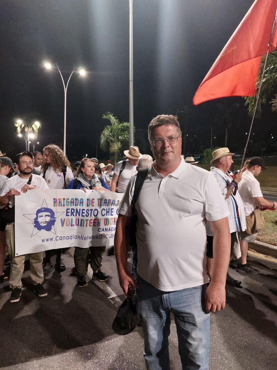 Эксклюзивные фото с первомайской демонстрации в Гаване По официальным данным в шествие на площади Революции в столице Кубы приняли участие более 600 тысяч человек. А по всему острову более 5 миллионов, то есть половина населения страны. Почти два часа представители различных министерств, предприятий, общественных организаций и молодежных объединений шествовали мимо трибуны, где все это время их приветствовали президент страны Мигель Диас-Канель, и лидер кубинской революции 93-летний Рауль Кастро. Среди гостей были более 800 иностранцев из 39 стран мира. По приглашения Кубинского института дружбы народов ИКАП также принял участие в торжественной манифестации.