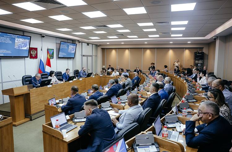 Автоматизированную упрощённую систему налогообложения внедряют в Приморье   С 1 сентября 2025 года в крае начнёт действовать автоматизированная упрощённая система налогообложения — АУСН.  Новая система предназначена для микропредприятий с доходом до 60 млн рублей, численностью до 5 сотрудников и остаточной стоимостью имущества до 150 млн рублей.     Переход на АУСН будет добровольным. Ставка налога — 8% на «доходы» или 20% на «доходы минус расходы». Предусмотрено освобождение от налогов на прибыль, имущество и НДС  кроме импортного .  Учёт и передача данных будут вестись автоматически — через личный кабинет в банке или ФНС.    АУСН призвана упростить отчётность и снизить долю теневого бизнеса. С 2022 года стстему тестировали разные регионы страны, а с 2025 ее планирует ввести повсеместно. В Приморье под параметры АУСН подпадают около 30 тысяч предприятий.