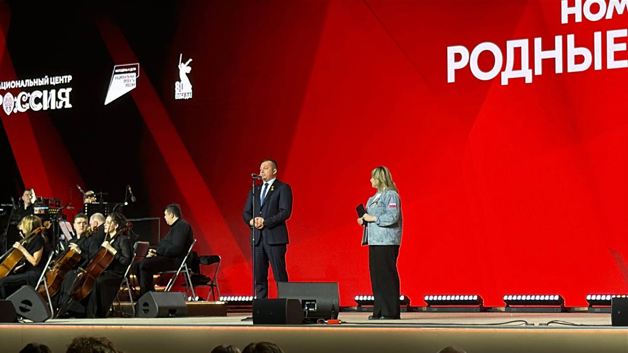 в Национальном центре Россия стартует торжественная церемония награждения V Премии Время молодых организованная Росмолодежью 1  4    3  5   Победителей премии Время молодых в номинации Родные любимые наградил Артур Орлов Председатель Правления Движения Первых 1 место семья Коробейниковых Санкт Петербург 2 место семья Безруковых Белгородская область 3 место семья Лычагиных Челябинская область НОП