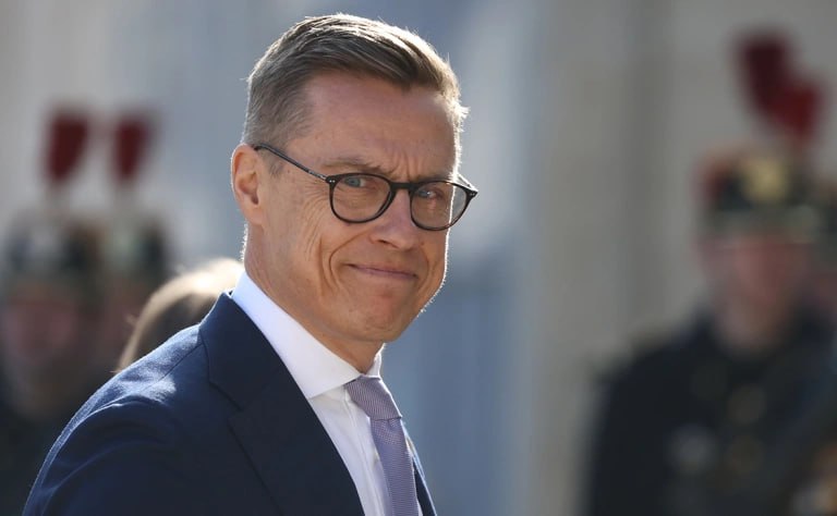 Евросоюз так или иначе в будущем возобновит диалог с Россией заявил президент Финляндии Александр Стубб передает Yle За последние полтора года мы много обсуждали этот вопрос отношений с Россией РБК с европейскими коллегами В какой то момент в каком то формате диалог обязательно будет восстановлен отметил он Президент напомнил что не обо всех переговорах и каналах влияния стоит говорить публично Фото Tom Nicholson Getty Images Картина дня в канале РБК в МАХ