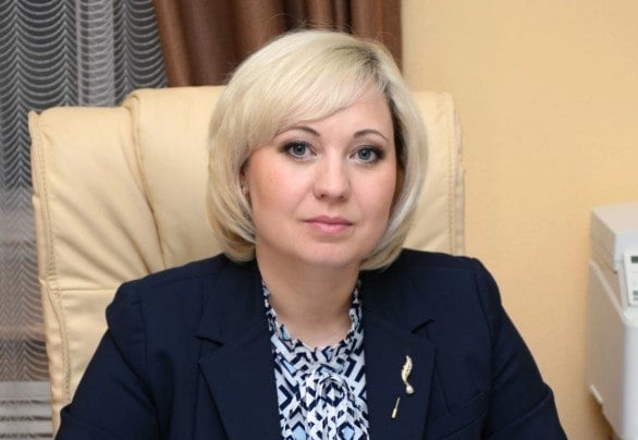 Экс-глава Сузунского района отправится в колонию Лилия Некрасова и ее муж Дмитрий были задержаны осенью 2022 года. Поводом для уголовного преследования по статье «Мошенничество» стало то, что глава Сузунского района фиктивно трудоустроила супруга в две организации, где он получал зарплату. Кроме того, Некрасову обвинили в превышении должностных полномочий. Зная, что каркас здания очистных сооружений был возведен с нарушением строительных норм, глава района поручила продолжить строительство и оплатить работы. Ущерб составил более 7 млн рублей. Суд сегодня приговорил Некрасову и ее мужа к реальным срокам лишения свободы. Бывшая глава района отправится в колонию общего режима на 4,5 года, ее супруг – на 2,5 года. Гражданские иски министерства ЖКХ и энергетики НСО и прокурора Сузунского района, предъявленные к Некрасовой, удовлетворены полностью. С бывшей главы района в бюджет региона взыскан ущерб в размере 7,4 млн рублей. Еще 393 тысячи она должна вернуть в бюджет Сузунского района.