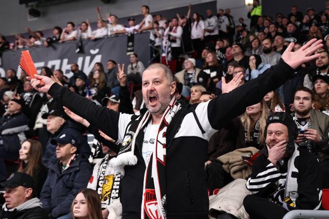 Трактор продлил беспроигрышную серию в новом году   www up74 ru articles news 168234 Подопечные Евгения Корешкова одолели хабаровский Амур со счетом 4 2 Игру команды в третьем периоде скорректировали игроков настроили и переломили ход матча отметил после игры главный тренер ХК Трактор Евгений Корешков