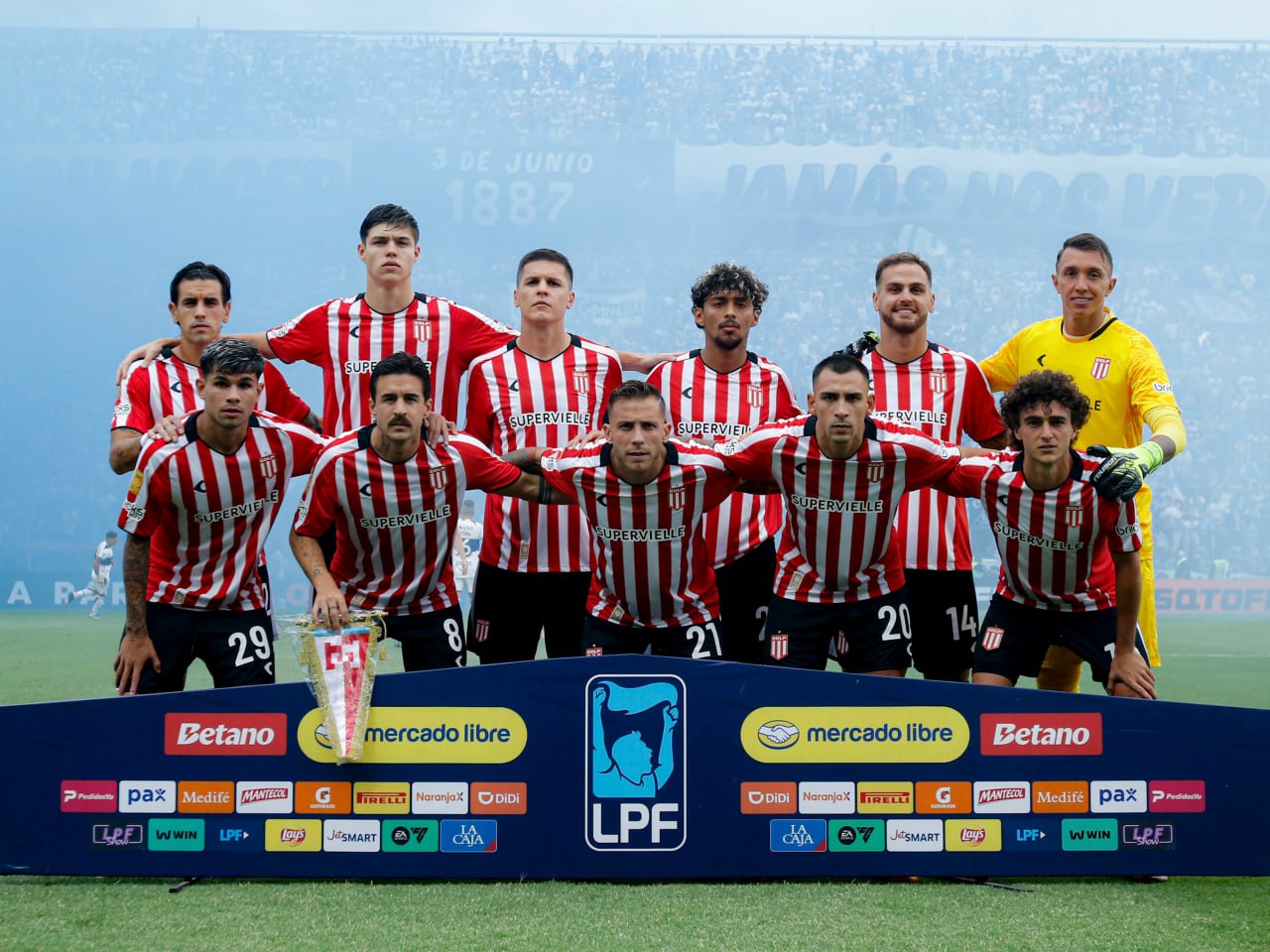 В Аргентине приостановили футбольные чемпионаты из за обвинений федерации в долгах Ранее таможенно контрольное агентство страны обвинило Ассоциацию футбола Аргентины AFA в невыплате задолженности по налоговым обязательствам AFA на сайте заявила что заранее погасила задолженность и выполнила все обязательства Проведение футбольных чемпионатов всех уровней с 5 по 8 марта приостановлено в знак протеста из за несогласия с обвинениями Подписывайтесь на РИА Новости Спорт в MAX