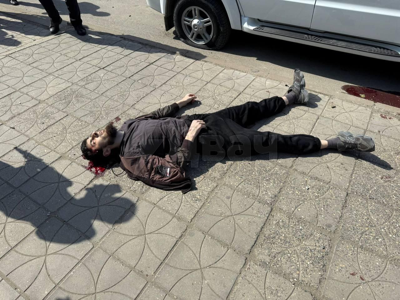 Теракт в Махачкале. Что известно на данный момент Сегодня в столице Дагестана произошла перестрелка с применением автоматического оружия между бандой террористов и местными силовиками. Главное: Сегодня около 14.20 в Махачкале неустановленные лица совершили нападение на наряд ДПС МВД по Республике Дагестан. По предварительной информации, в результате нападения погибли трое полицейских. Нападавших было четверо. Двое из них были уничтожены ответным огнем. Оставшимся боевикам удалось скрыться с места преступления на угнанном патрульном автомобиле. В Махачкале и области введен план «Перехват». Террористов ищут. Напомним, последний громкий теракт в Дагестане произошел 23 июня 2024-го. Вооруженные боевики совершили серию скоординированных атак на церкви и синагоги в Махачкале и Дербенте. В ходе атак погибли 22 человека, в том числе – 17 правоохранителей и протоиерей Николай Котельников. Были сожжены две синагоги и повреждены два православных храма. Все пятеро террористов были уничтожены.