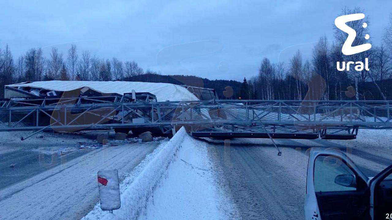 Фура снесла ограждение на Пермском тракте — дорогу перекрыли.   Водитель грузовика врезался в опору информационного табло рядом с Нижними Сергами. К счастью, никто не пострадал.  Движение машин в обоих направлениях ограничили. Объехать участок можно через Красноуфимск с выездом в Артинский район.