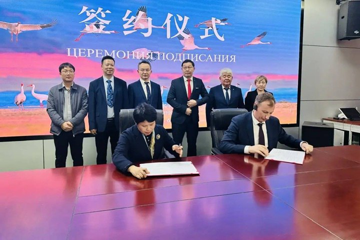 Якутия и Китай развивают экологическое сотрудничество Якутия и Китай сделали серьезную заявку на совместную работу в экологической сфере В ходе визита делегации республики в КНР было подписано сразу несколько важных документов о сотрудничестве Министерство экологии Якутии договорилось о взаимодействии с Управлением лесного хозяйства провинции Цзянси А Ленские столбы и Институт биологических проблем криолитозоны СО РАН обрели партнера в лице Национального природного заповедника Озеро Поянху с которым подписали меморандумы Эти соглашения открывают новую страницу в охране окружающей среды изучении биоразнообразия и развитии научного туризма Якутские и китайские ученые и экологи теперь будут вместе работать над сохранением уникальных природных богатств двух стран Фото минэкологии Якутии