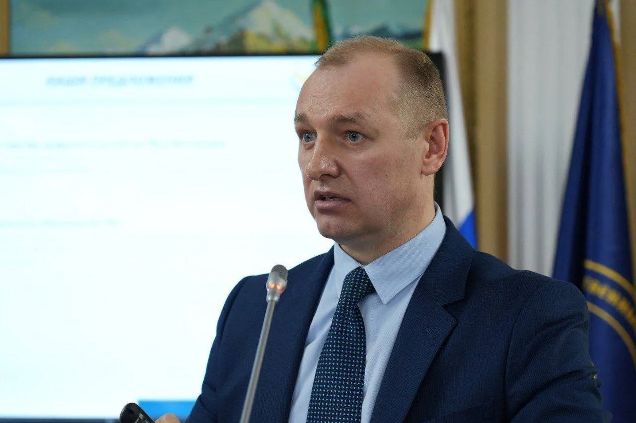 Экс главу Госжилинспекции Дагестана Сергея Касьянова задержали по делу о злоупотреблении полномочиями По версии следствия с октября 2024 года по март 2025 года подозреваемый дал подчинённому незаконное указание составить и подписать подложные документы о списании имущества которое находилось на балансе инспекции Материалы передали МВД и УФСБ Касьянова задержали сейчас решается вопрос о мере пресечения Ущерб превысил 700 тысяч рублей сообщает Следком Дагестана