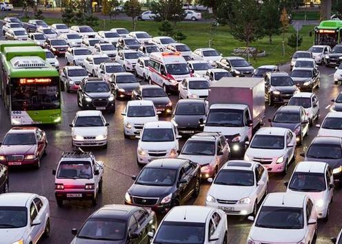 Узбекские чиновники признали наличие серьезных автомобильных пробок в Ташкенте и предложили внедрить интеллектуальную транспортную систему ITS для управления дорожным движением Президент Шавкат Мирзиёев распорядился запустить пилотный проект уже в этом году и при успешных результатах масштабировать его на всю страну к 2030 му На совещании подчеркнули что стремительный рост населения числа автомобилей и экономической активности привёл к перегрузке дорожной инфраструктуры пробки на 7 8 баллов стали нормой доля общественного транспорта остаётся низкой а экологическая ситуация ухудшается ITS успешно применяемая в мировой практике должна обеспечить централизованный мониторинг анализ и планирование движения в режиме реального времени Подробнее на нашем сайте Актуальные новости из Центральной Азии fergananews