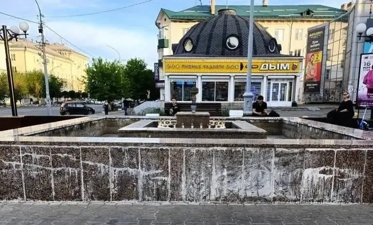 Администрация Орска назвала фонтаны которые заработают этим летом Жители Орска задаются вопросом где в городе работают фонтаны Горожане обращают внимание на то что фонтан возле ДК Нефтехимиков до сих пор не запущен хотя место пользуется популярностью у отдыхающих особенно по вечерам А в Орске будут работать фонтаны помимо Комсомольской площади Возле ДК Нефтехимиков постоянно вечером масса людей отдыхает место в центре города а фонтан так и не работает Уже которая неделя жары Кто отвечает за него Когда заработает И по другим точкам где работают вообще фонтаны в городе Администрация Орска сообщила что в настоящее время ведутся ремонтные работы фонтана у Дворца культуры нефтехимиков Его запуск планируют к началу лета Что касается остальных фонтанов администрация ответила следующее Фонтан в районе гостиницы Урал требует реконструкции Для его запуска необходимо полностью заменить систему водоснабжения в фонтане Это требует значительных финансовых вложений Пешеходные фонтаны в парках Северный и Пищевик также готовят к запуску После осмотра оборудования специалистами будет принято решение о возобновлении их работы Напомним что в Орске с 1 мая запустили первый фонтан на Комсомольской площади Фото местные жители Урал56 Ру в МАХ