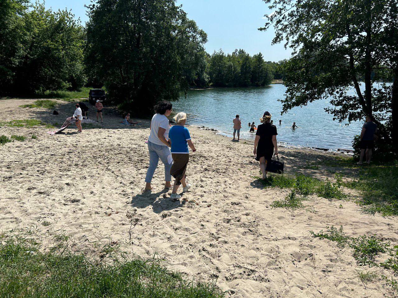 В областном центре продолжается комплексная операция «Подросток». Ее цель — обеспечить безопасность несовершеннолетних. Организуются рейды по городским пляжам, местам, где могут находиться дети, а также по семьям, оказавшимся в трудной жизненной ситуации. В проверках участвуют сотрудники комиссий по делам несовершеннолетних, полицейские, представители отделов образования, опеки, соцзащиты и администрации города. Недавно прошли рейды на берегах водоемов. На Стрелецком озере инспектор ПДН обнаружил ребенка младше 14 лет без сопровождения взрослых. Затем проверка продолжилась в семьях, где живут несовершеннолетние. — Наша задача — предотвратить беду не только на воде, но и в быту. Мы благодарны всем, кто помогает выявлять проблемы и поддерживает семьи с детьми, — сказала Татьяна Ртова, начальник отдела по делам несовершеннолетних и профилактике правонарушений.