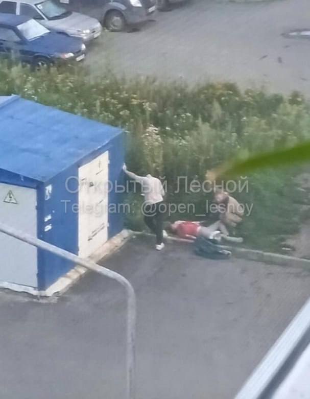 Незнакомец на самокате напал с ножом на женщину на глазах у её семьи. Она скончалась на месте от ранений. Как рассказали очевидцы каналу «Открытый Лесной» все произошло в Нижней Туре. Там семейная пара провожала дочь на автобусную остановку. На обратном пути им попался неизвестный на самокате. Мужчина, говорят, вёл себя неадекватно и что-то кричал. Когда женщина попыталась разобраться, он бросил самокат, достал нож и напал. Супруг погибшей так же получил ранение в плечо. По его словам, нападавший громко хохотал и матерился. Предполагается, что незнакомец мог быть под веществами. Подозреваемого задержали. Открытый Лесной Подписаться Новости Екатеринбурга