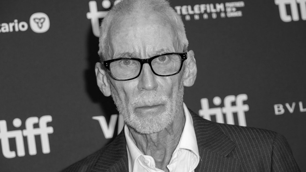 Умер создатель фильма про Джеймса Бонда Умри но не сейчас Ли Тамахори Новозеландскому режиссёру было 75 лет Он скончался дома сообщили родственники кинодеятеля Последние годы Тамахори страдал болезнью Паркинсона Режиссёр начал карьеру как рекламный художник и фотограф затем работал оператором на новозеландском телевидении Позже стал одним из основателей продюсерской компании Flying Fish снимавшей рекламу и телесериалы Дебютом Тамахори стал фильм Когда то они были воинами который получил признание на Венецианском кинофестивале Успех этой картины открыл ему дорогу в Голливуд где он снял такие фильмы как На грани с Энтони Хопкинсом а также Три икса 2 и Пророк с Николасом Кейджем Кроме того Тамахори был режиссёром одного из эпизодов сериала Клан Сопрано Подписаться на Говорит Москва Telegram VK MAX