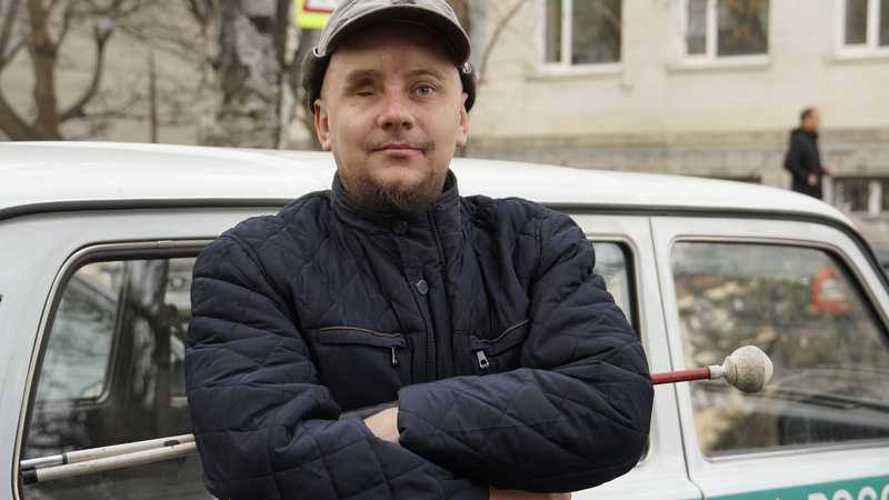 Крымскотатарского мусульманина освободили из колонии из-за полной слепоты В России освободили Александра Сизикова, которого режим приговорил к 17 годам колонии строгого режима за принадлежность к партии «Хизб ут-Тахрир». Причиной освобождения стала полная потеря зрения. Только после заключения врачей ФСИН подала представление, и суд вынужден был отпустить заключённого. Сизикова арестовали ещё в 2020 году, а в 2023 осудили по типичной для крымских мусульман статье — «экстремизм» за убеждения. После оккупации Крыма Россия начала серию репрессий против крымских татар, подводя религиозную и политическую активность под статьи «о терроризме».