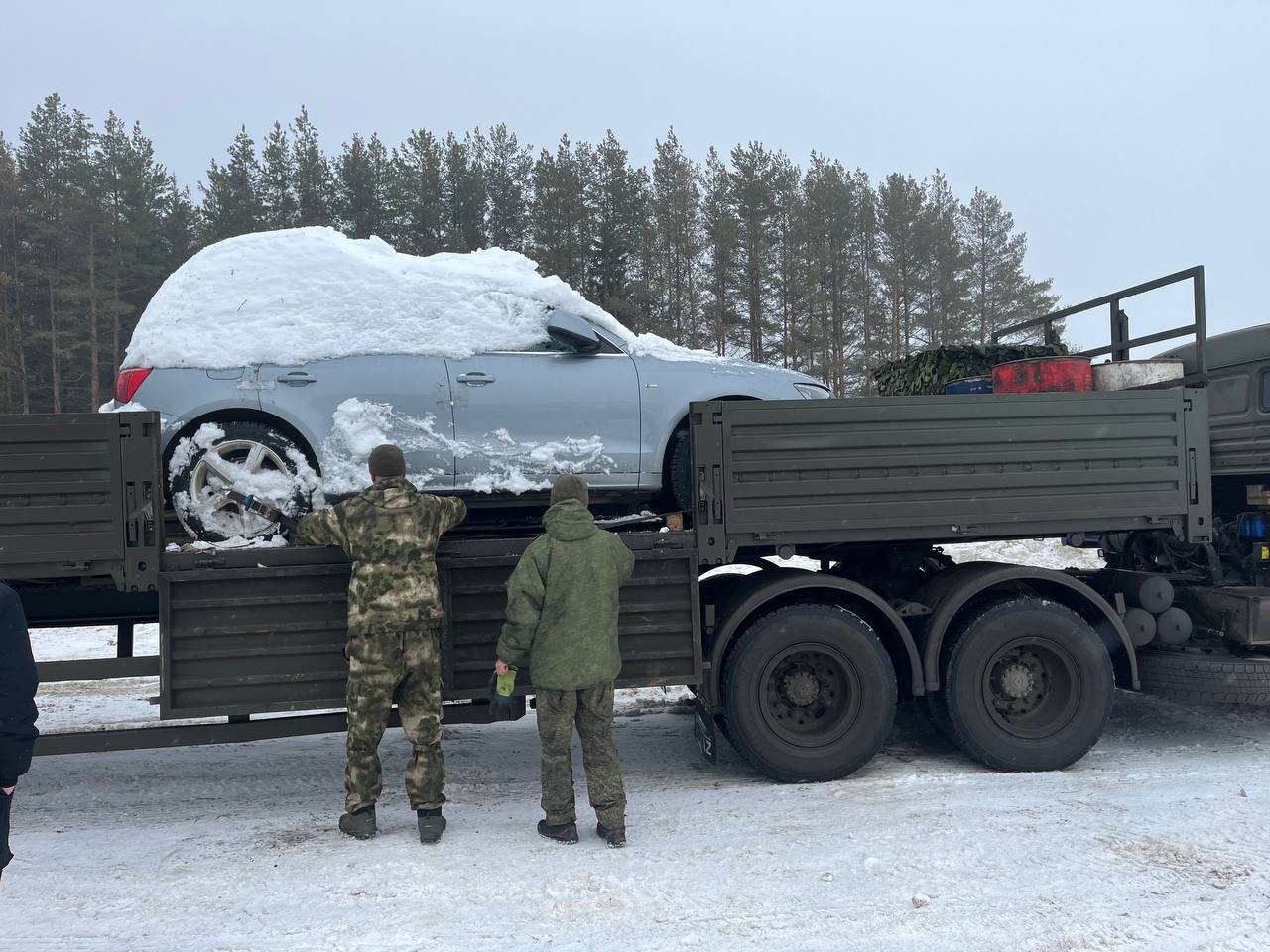 Семь конфискованных у пьяных водителей автомобилей передали на нужды СВО.  В Воткинске сразу семь местных жителей были признаны судом виновными в совершении преступления, предусмотренного ч. 1 ст. 264.1 УК РФ за управление транспортом в состоянии опьянения лицом, подвергнутым административному наказанию. Нарушителей приговорили к обязательным работам с конфискацией ТС. Среди изъятых автомобилей Audi Q5, ГАЗ-31105 «Волга», Hyundai Solaris, ВАЗ-21093, Lada Priora, Opel Astra, Lada 4×4.  Исполнительные документы были переданы в районное отделение судебных приставов.  «Все конфискованные автомобили сотрудники органа принудительного исполнения передали представителям Министерства обороны России для направления на нужды специальной военной операции»,  — рассказали в пресс-службе УФССП.    Есть о чем рассказать? Есть интересное видео или фото? Создавай картину дня вместе с нами – предложи свою новость: