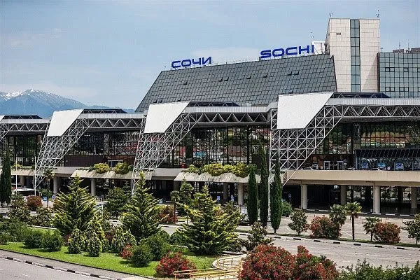 Аэропорт Сочи выплатит более 700 тысяч рублей за травму пассажирки на мокром полу Поездка на курорт обернулась для жительницы Нижнего Тагила и её ребёнка больничной койкой Женщина поскользнулась в терминале аэропорта в результате падения она получила травму позвоночника а её ребёнок ушиб грудной клетки Адлерский районный суд встал на сторону пострадавших Аэропорт обязан выплатить Женщине 500 000 руб моральный вред 80 000 руб штраф и материальный ущерб Ребёнку 100 000 руб моральный вред и 20 000 руб штрафа Суммарно компенсация составила около 701 000 рублей Случай в очередной раз напоминает общественные пространства обязаны обеспечивать безопасность в том числе своевременно выставлять таблички о влажной уборке Источник Сочи 1