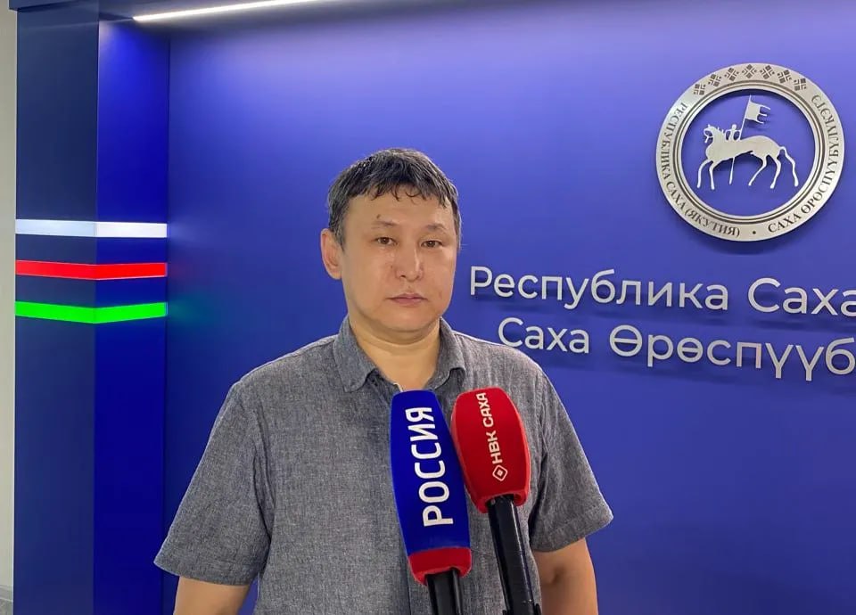 Регион идет с опережением: заготовлено товаров больше, чем в прошлом году  В Республике Саха  Якутия  активно продолжается кампания по заготовке молока и кормов. На 31 июля в регионе уже заготовлено более 35 тысяч тонн молока, что составляет 56% от годового плана. Это превышает показатели аналогичного периода прошлого года, когда было собрано 32 тысячи тонн.  На заготовку молока в 2025 году предусмотрена субвенция в размере 4,3 млрд рублей, что позволяет эффективно поддерживать сельхозпроизводителей и стимулировать рост показателей.  Параллельно в республике идет сенокосная кампания. По информации руководителя Департамента развития растениеводства, отраслей земледелия и мелиорации Минсельхозпрода Якутии Вячеслава Гаврильева, на конец июля заготовлено 80 163,7 тонн сена — это 18% от запланированного объема.  «В сенокосной кампании участвует почти 21 тысяча человек, объединенных в 7 968 звеньев. Из них: 2 804 — механизированные, 3 300 — полумеханизированные, 64 — конно-ручные, и 1 800 — ручные. В республике также действует оперативный штаб министерства по координации сезонных сельхозработ»,  — отметил Гаврильев.  В 2025 году планируется заготовить:  —  434 334 тонн сена,  —  24 184 тонн силоса,  — 13 443 тонн сенажа.  Работа по обеспечению кормовой базы ведется в плановом режиме и контролируется на всех уровнях.
