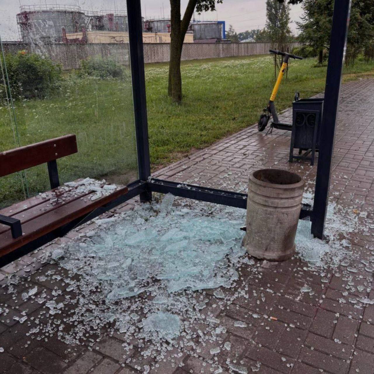 Вандалы повредили автобусную остановку на улице Московской. Подписаться Предложить новости