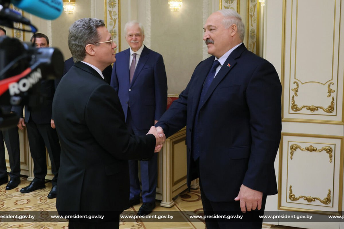 Техника продовольствие строительство Лукашенко обозначил направления сотрудничества с Вологодской областью Всё великое в простом Лукашенко рассказал что объединяет белорусов и Вологодскую область Лукашенко о сотрудничестве Беларуси и России мы хотели бы чтобы у нас были самые добрые и теплые отношения Губернатор Вологодчины русские и белорусы носители одного исторического культурного кода Беларусь и Вологодская область планируют к 2030 году увеличить товарооборот до миллиарда долларов Символ духовного и культурного родства терем белорусского Деда Мороза может появиться в Великом Устюге Подписывайтесь sbbytoday