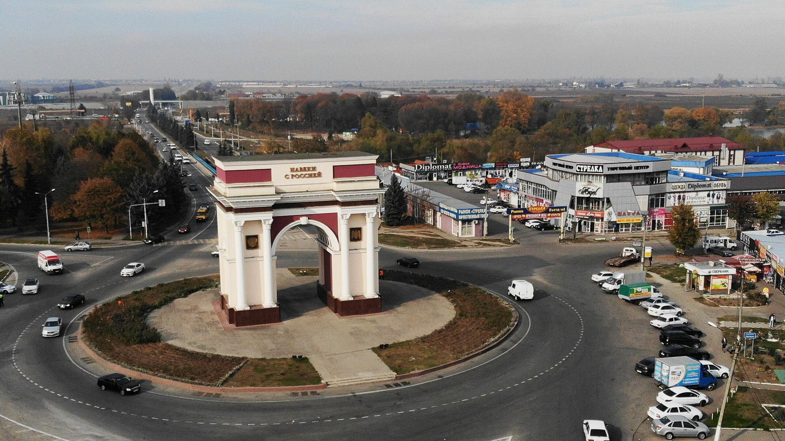 Власти Нальчика приостановили проводимые в рамках реконструкции одной из улиц города работы по вырубке деревьев после жалоб местных жителей сообщил глава Кабардино Балкарии Казбек Коков В понедельник жители Нальчика в соцсетях пожаловались на вырубку елей высаженных вдоль дороги на улице Карашаева возле парка Ореховая роща Администрация города в ответ сообщила что деревья вырубают в рамках заключенного контракта на капитальный ремонт улицы которым предусмотрено расширение проезжей части до четырех полос В связи с обращениями жителей Нальчика о вырубке в ходе ремонта улицы Карашаева деревьев принято решение о приостановке указанных работ С учетом мнения жителей улицы будет скорректирован и сам проект ремонта Оставшиеся деревья сохранятся а уже спиленные будут заменены на новые высокорослые растения написал Коков в своем Telegram канале По его словам для дальнейшего обсуждения проекта 7 января состоится встреча главы администрации Нальчика с жителями улицы