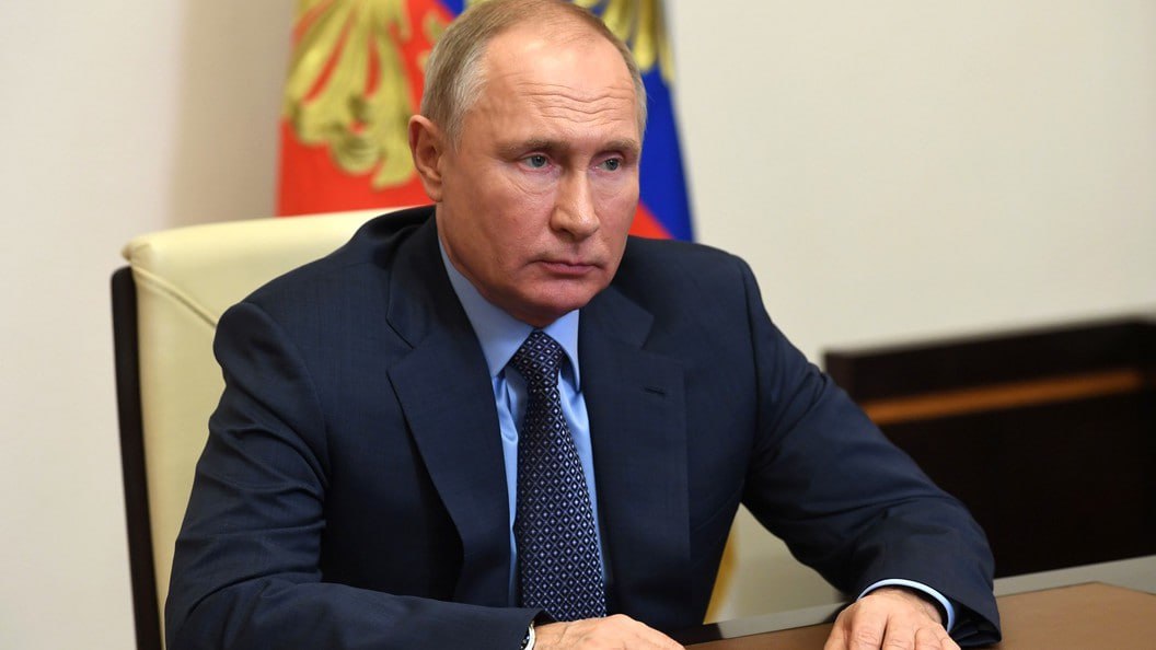 Владимир Путин помиловал осужденного 78-летнего дончанина  Президент Российской Федерации подписал указ о помиловании 78-летнего дончанина, подавшего прошение в декабре прошлого года. Об этом сообщает отдел по вопросам помилования правительства Ростовской области.    - Несколько лет назад он, являясь техническим директором одного из научно-производственных предприятий региона, был обвинен в имущественном преступлении и осужден к пяти годам лишения свободы со штрафом в 300 тыс. рублей, - говорится в сообщении.    В документах о помиловании, рассмотренных сначала областной комиссией по вопросам помилования, затем губернатором региона, мужчина указал ряд существенных обстоятельств, на которые затем обратил внимание президент. Глава государства подписал соответствующий акт, в котором отметил, что решение об освобождении от дальнейшего отбывания наказания принято им из принципа гуманности. Судимость не снята.    - Указ вступил в силу в субботу, осужденный уже находится на свободе. В ближайшее время члены комиссии проведут с ним встречу, чтобы определить нуждаемость в социальной адаптации, – рассказал заместитель губернатора Ростовской области Михаил Корнеев.   Подписаться на "Новости Ростова"    Прислать новость