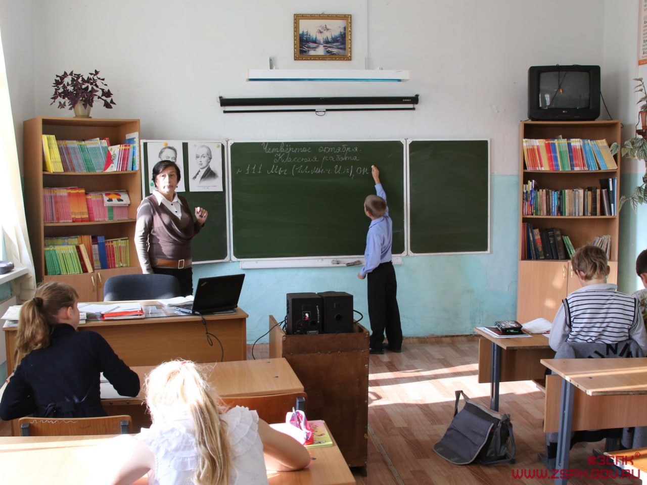 Выплаты для педагогов стобальников продлили до конца 2026 года Приморские депутаты продлили действие меры поддержки для учителей набравших 100 баллов на ЕГЭ по профильному предмету Соответствующие изменения внесены в краевой закон о соцподдержке педагогических работников Педагоги успешно прошедшие тестирование в течение года получают ежемесячную выплату в размере 10 тысяч рублей С 2024 года учителя могут сдавать экзамены по нескольким предметам и получать выплаты за каждый из них За все время действия программы 100 баллов набрали 38 педагогов по итогам тестирования 2025 года выплаты назначены 27 учителям В бюджете Приморского края на 2026 год на эти цели предусмотрено 6 млн рублей Мы предложили профильному министерству подумать об увеличении выплаты В первую очередь для тех педагогов которые успешно сдают не один предмет такие примеры есть и это наш золотой фонд Мы говорим о мотивации и может быть больше педагогов приняли бы участие в тестировании если бы стимул был более существенный отметил председатель комитета ЗСПК по социальной политике и защите прав граждан Игорь Чемерис Полностью читайте на нашем сайте Подписывайтесь на новости парламента Приморья