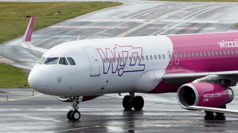 Wizz Air закрывает базу в Вене рейсы из Кутаиси также будут отменены Популярный венгерский лоукостер Wizz Air объявил об этом официально Закрытие будет осуществляться в два этапа  с 26 октября 2025 года будут отменены два самолета а также приостановлены рейсы в Бильбао и лондонский аэропорт Гатвик   c 15 марта 2026 года будут приостановлены оставшиеся три самолета и все остальные рейсы в Вену Соответственно рейс Wizz Air Кутаиси Вена также будет отменён хотя точная дата пока не объявлена На данный момент информация о рейсе Кутаиси Вена доступна на сайте авиакомпании до октября следующего года По заявлению компании такой поэтапный подход позволяет Wizz Air минимизировать неудобства для пассажиров и персонала Причины рост операционных расходов и стратегический переход на более прибыльные рынки Источник   Канал Интересная Грузия