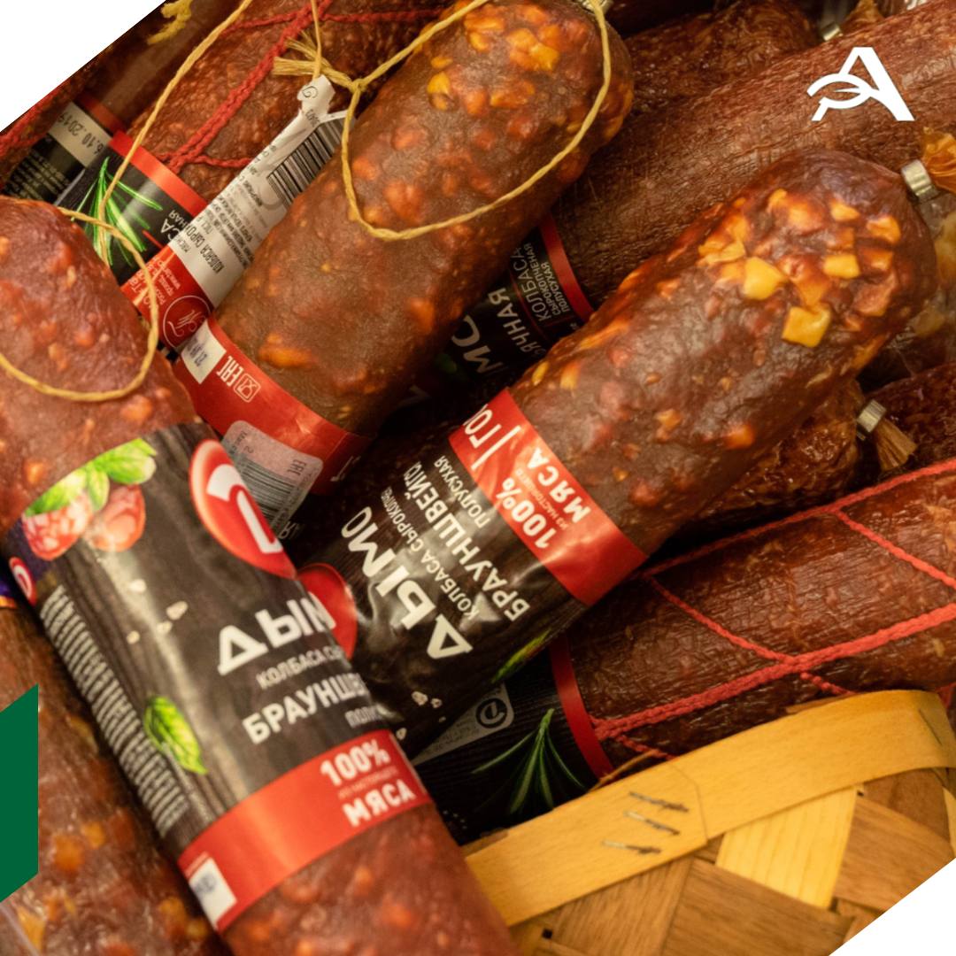 Анатолий Шутка сменил Владимира Филипцева на посту гендиректора Дымова Анатолий Шутка до нового назначения занимал пост финансового директора компании сообщил Коммерсантъ Владимир Филипцев проработал на посту гендиректора почти три месяца с 18 августа На тот момент он сменил Альберта Хайретдинова занимавшего должность с ноября 2023 года Кадровые перемены могут быть связаны с непростой ситуацией на рынке полагают эксперты опрошенные изданием Согласно подсчетам NTech в январе сентябре текущего года натуральные продажи колбас в РФ снизились на 0 3 сосисок и сарделек на 1 5 Вадим Дымов основатель и ключевой владелец группы продолжает контролировать 88 42 долей в головной структуре группы ООО Дымовское колбасное производство agroexpert Наши каналы