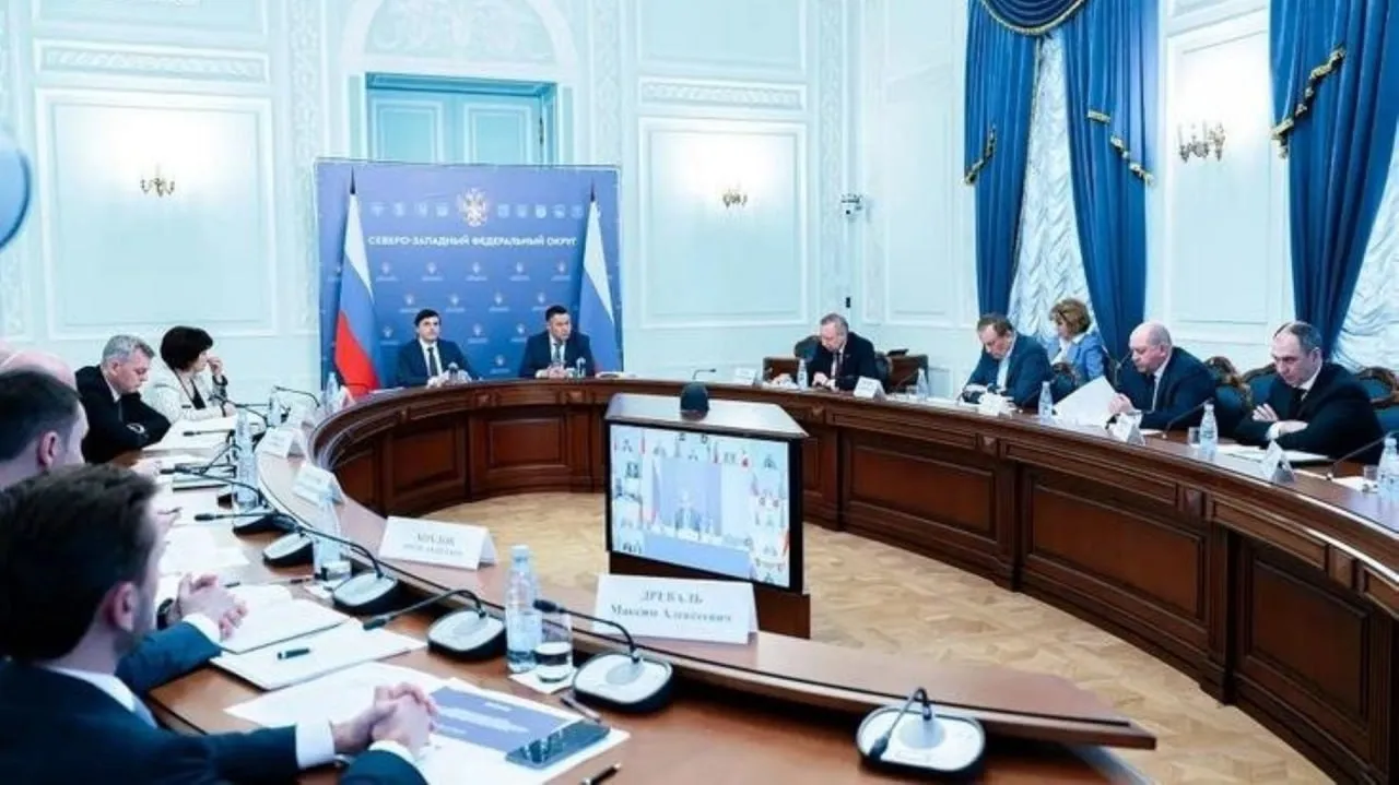 Под руководством Игоря Рудени с участием Министра просвещения России Сергея Кравцова обсуждены вопросы профилактики противоправной деятельности в молодежной среде На совещании в аппарате полномочного представителя Президента рассмотрены дополнительные меры по профилактике вовлечения молодежи прежде всего несовершеннолетних в диверсионно террористическую деятельность В мероприятии также приняли участие начальник Управления Президента Российской Федерации по общественным проектам Сергей Новиков руководитель Федерального агентства по делам молодежи Григорий Гуров генеральный директор Российского общества Знание Максим Древаль высшие должностные лица регионов Северо Запада России руководители территориальных органов правоохранительных и надзорных ведомств расположенных в СЗФО Ключевые итоги и решения заседания Усиление роли классных руководителей Полпред Игорь Руденя подчеркнул что именно классные руководители ближе всего к детям и первыми замечают изменения в их поведении В связи с этим в СЗФО совместно с Минпросвещения и обществом Знание запустят специальный проект поддержки педагогов Системная работа с родителями Противостоять психологическому давлению и манипуляциям на детей со стороны зарубежных деструктивных центров можно только вместе с семьей В регионах округа будет выстроена скоординированная работа с родительским сообществом   Адресная занятость Особый акцент сделают на вовлечении подростков во внеучебную деятельность спорт и культуру в том числе с привлечением социально ориентированных НКО Уровень сознания нашей молодежи высокий но отдельные ребята поддаются влиянию профессиональных психологов которые пытаются вовлечь детей в противоправную деятельность отметил Игорь Руденя Министр просвещения Сергей Кравцов добавил что в России уже выстроена единая система воспитания советники директоров Разговоры о важном но сейчас критически важны скоординированные и точечные действия совместно с регионами По итогам встречи ведомствам и властям субъектов СЗФО даны жесткие протокольные рекомендации по пресечению любых попыток деструктивного воздействия на российскую молодежь Источник Официальный сайт полномочного представителя Президента Российской Федерации в Северо Западном федеральном округе