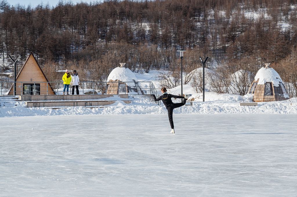 Магадан встречает сезон массовых катаний на коньках По информации комитета по физической культуре спорту и туризму мэрии города лед уже подготовили на катке в Промышленном проезде Он работает в среду четверг и пятницу с16 00 до 20 00 в субботу и воскресенье с 12 00 до 20 00 Вскоре приступят к подготовке катка в этнопарке Дюкча Также магаданцы могут покататься на искусственном покрытии в Ледовом дворце на улице Парковой vmagadanpress com магадан встречает сезон массовых кат