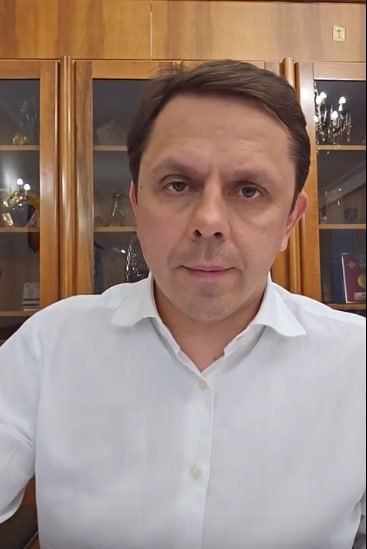Сегодня на сессии облсовета приняли Законопроект о льготной газификации жилья для семей военнослужащих, силовых структур, участвующих в СВО. С 1 января будущего года Закон начнет действовать. Об этом сказал губернатор сегодня во время прямого эфира в соцсетях. "Будем реализовывать, уверен, что все поддержат эту инициативу". Еще Андрей Клычков рассказал, что очередной груз отправили орловчане десантникам на Харьковское направление. Также глава региона сообщил об обращениях жителей по Покровской и Советской улице: "Дал поручение разработать и реализовать проект по водоотведению за счет Дорожного фонда. Поручил, чтобы работа выполнялась" На выходных орловчан ждут праздничные мероприятия. Завтра день Орловского Округа, а 1 июня в парке Победы, в Детском парке Орла праздники, посвященные Дню Защиты детей. И вечером футбол. Глава региона пригласил болельщиков поддержать команду. "Я всех приглашаю, поддержите команду, ей нужна очень сильно наша поддержка!" Возрастное ограничение мероприятий 0+