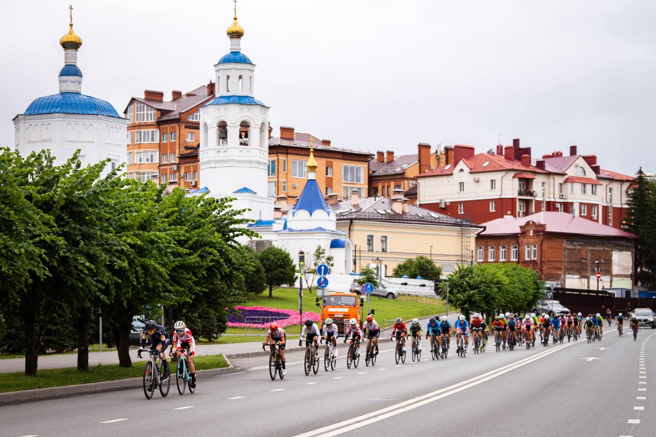  В Казани завершился чемпионат РФ победой велогонщика Гонова из Санкт-Петербурга Мужчинам предстояло преодолеть 167,4 километра, разбитые на 18 кругов. Они стартовали и финишировали у цирка, а катались вокруг Кремля в исторической части столицы Татарстана. За один круг до завершения тройка лидеров оторвалась почти на минуту от преследовавшего их пелотона. И только за десятки метров до конца Лев Гонов Санкт-Петербург совершил ускорение, вырвав победу. Время чемпиона России – 3 часа 57,08 секунды. На второй позиции с отставанием +0,96 оказался Андрей Степанов Орловская область . Бронзовая медаль досталась ещё одному питерскому велогонщику Власу Шичкину +1,02 . «Тяжело было, ехал из всех сил, – отметил Гонов в комментарии «Матч-ТВ». – Тяжёлой была предыдущая гонка в Иннополисе. Спасибо моей команде: подсказывали, контролировали. Трасса в Казани очень понравилась. Спасибо федерации за возможность гоняться в таких красивых местах». В десятку лучших попали в общей сложности 4 спортсмена из Орловской области, 3 – из Санкт-Петербурга, а также по одному из Воронежской, Свердловской областей и Москвы. -24 Отправить новость