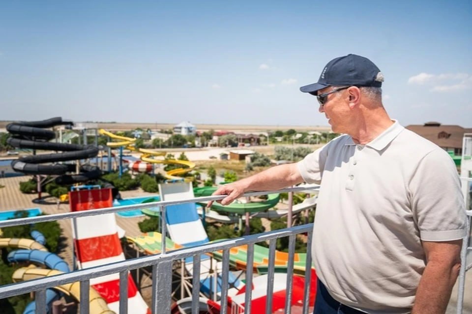 Сальдо посетил восстановленный аквапарк на Арабатской стрелке На Арабатской стрелке вновь заработал аквапарк. Он открыт для посетителей, а власти региона готовятся организовать туда бесплатные поездки детей. «Все аттракционы, дорожки и зоны отдыха приведены в порядок, убедился в этом лично. Одновременно здесь могут отдыхать до 1800 человек. Для жителей и гостей – яркие впечатления и семейный досуг. Рядом – розовые озера, Сиваш, горячие источники и, конечно, теплое море», - сообщает посетивший отремонтированный аквапарк губернатор Херсонской области Владимир Сальдо. Глава региона отметил, что подобные аттракционы помогают развивать туризм, создают новые рабочие места. Выполняют они и социальную роль: планируется отправить в аквапарк группы херсонских детей в рамках проекта «Каникулы с Единой Россией».