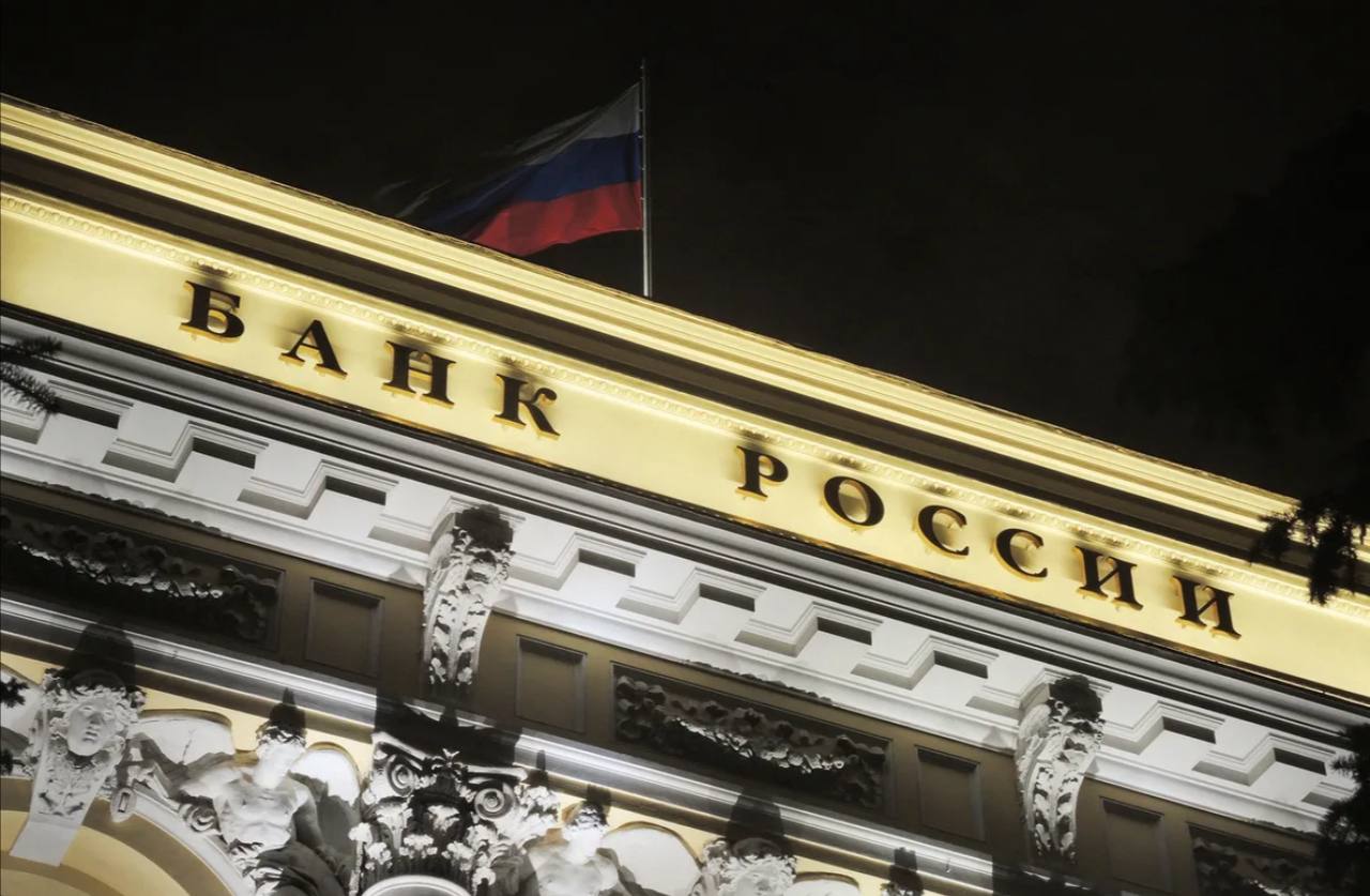 ЦБ России призвал банки проверять переводы, связанные с казино и криптовалютой, сообщает РБК. Регулятор рекомендовал проводить онлайн-мониторинг операций клиентов в режиме, приближенном к реальному времени.