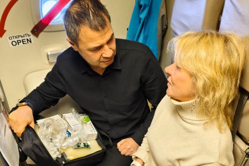 Министр здравоохранения Новосибирской области Ростислав Заблоцкий оказал медицинскую помощь пассажирке самолета Несколько дней назад Ростислав Михайлович летел в Москву на самолете авиакомпании S7 В какой то момент пассажирке воздушного лайнера стало плохо Так как глава Минздрава НСО зарегистрирован в программе Врачи на борту экипаж обратился к нему за помощью С разрешения капитана самолета министр воспользовался бортовой аптечкой и стабилизировал состояние женщины Он следил за ее самочувствием все время полета А когда самолет приземлился Заблоцкий проводил пассажирку до кареты скорой помощи Только с мая по сентябрь 2025 года на рейсах авиакомпании S7 более шести тысяч раз бортпроводники вскрывали аптечку первой помощи с базовыми безрецептурными препаратами В 400 случаях медицинскую помощь пассажирам самолета оказывали врачи на борту Для более серьезных ситуаций чем головная боль в самолетах есть специальная укладка которой могут воспользоваться только медики сообщила сооснователь программы Врачи на борту Ольга Верба