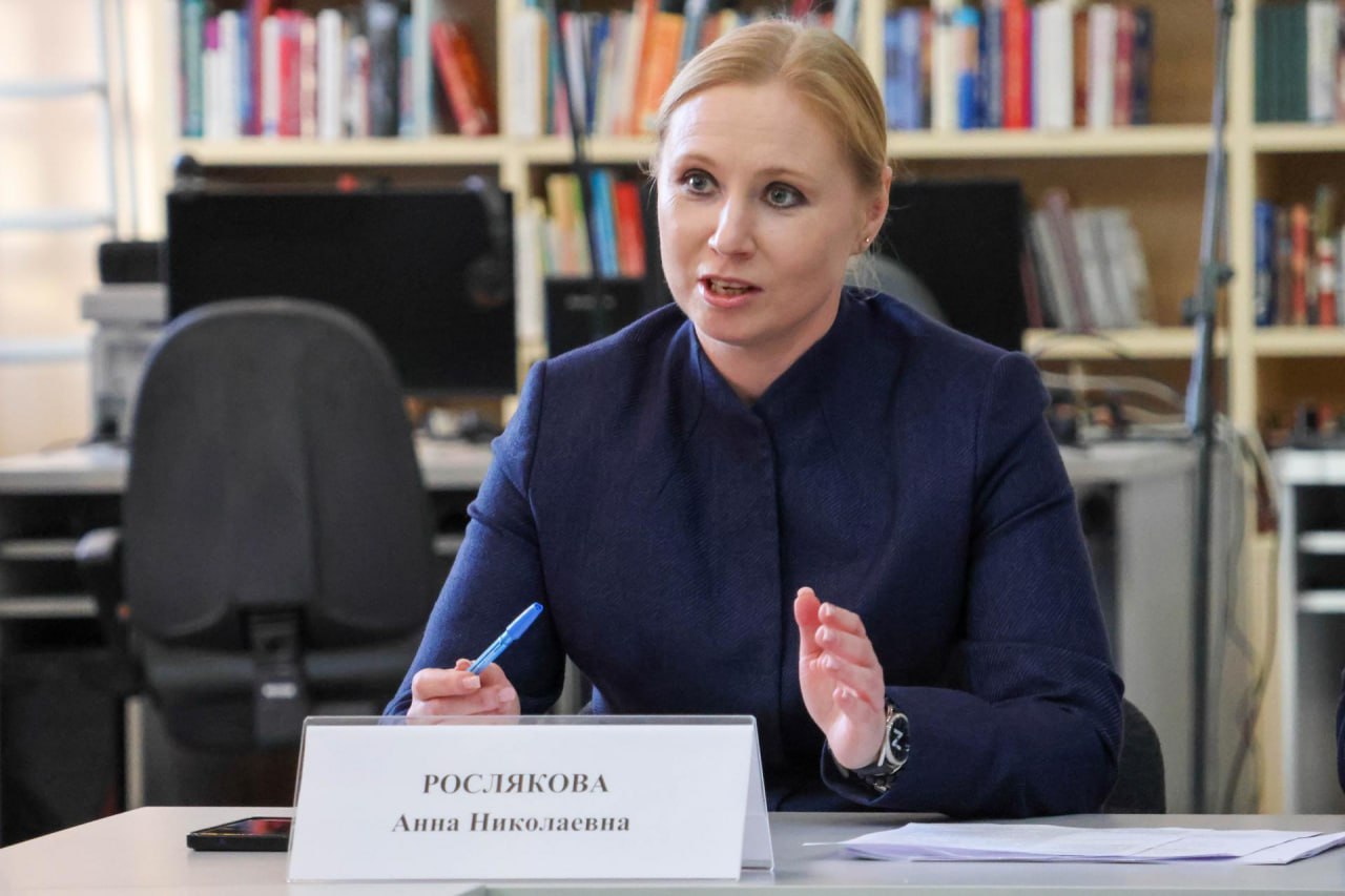 В Луганске прошло совещание по духовно нравственным ценностям и культуре Министр культы ЛНР Роман Олексин вместе с Первым заместителем руководителя Администрации Главы ЛНР Анной Росляковой провели заседание Совета по сохранению и укреплению традиционных российских духовно нравственных ценностей культуры и исторической памяти Заседание прошло в теплой но конструктивной обстановке Участники не просто подвели промежуточные итоги но и что важнее заложили стратегические основы работы на следующий год Детально обсудили и утвердили дорожную карту по реализации государственной политики в сфере традиционных ценностей Это не абстрактные понятия а конкретные мероприятия проекты и программы которые будут интегрированы в работу всех учреждений культуры В качестве удачного примера такой работы был представлен фестиваль Путь к счастью Особое впечатление на всех произвела презентационная часть посвящённая роли народной игрушки в формировании культурной идентичности Это глубокий символ через который передаётся код нации её душа и представления о добре красоте семье Именно поэтому был анонсирован запуск нового республиканского проекта Игрушки из бабушкиного сундучка Его цель не просто показать старинные предметы а оживить их вовлечь наших детей в процесс создания традиционной куклы в игровой форме рассказать им о наших корнях и традициях По итогам заседания Роман Олексин вручил благодарности Министерства культуры ЛНР самым активным коллегам тем кто уже сегодня воплощает важные инициативы в жизнь Их труд неоценим А после официальной части участники заседания смогли наглядно убедиться как наши учреждения работают с наследием и для людей посетили сектор редких и ценных изданий хранилище уникальной книжной мудрости и отдел обслуживания читателей с ограничениями жизнедеятельности пример того как культура должна быть доступна абсолютно для каждого