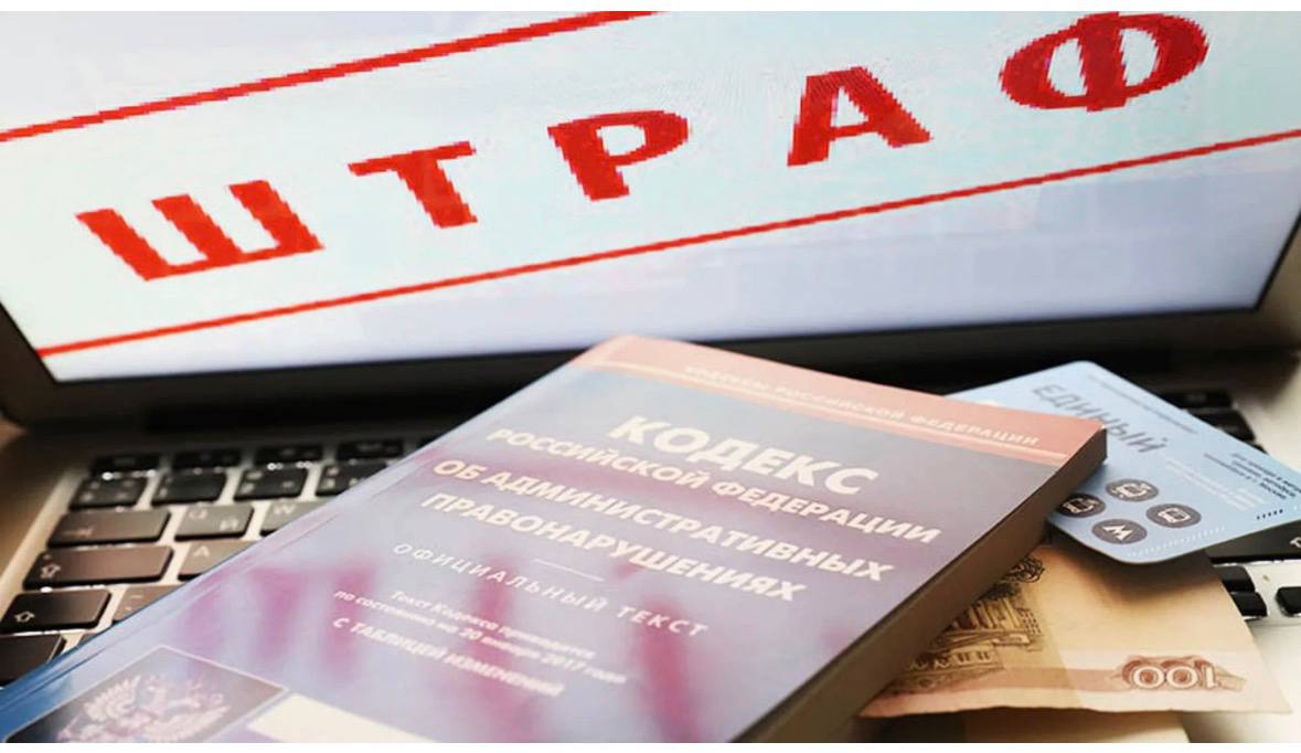 Штрафы на 535 тысяч рублей за нарушения в сфере ЖКХ наложены Госжилинспекцией Дагестана за неделю  На этой неделе Госжилинспекция Республики Дагестан вынесла постановления о наложении штрафов на общую сумму 535 тысяч рублей Причина некачественное предоставление коммунальных услуг и несоблюдение прав граждан Самые крупные штрафы  ООО УК Бета капитал Махачкала 250 тысяч рублей Адрес ул Гайдара Гаджиева д 1 в корп 1 2 3 Выявлены забитые листвой и ветками ливневые водостоки на крыше отсутствие уборки в подъездах и подвальных помещениях где также обнаружено скопление канализационных стоков  ТСЖ Восход 1 Махачкала 135 тысяч рублей Адреса ул Магомедтагирова 180 а ул Магомедтагирова 180 пр А Акушинского д 6 Обнаружены течь кровли антисанитария не проводится уборка мест общего пользования и лестничных площадок которые к тому же захламлены строительным мусором  ПАО Россети Северный Кавказ 100 тысяч рублей Нарушения по предоставлению коммунальной услуги электроэнергии зафиксированы в Махачкале и Дагестанских Огнях  ООО УК Вымпел Каспийск 50 тысяч рублей Нарушен срок рассмотрения обращения гражданина поступившего в систему ГИС ЖКХ  Эти меры призваны напомнить управляющим компаниям и поставщикам услуг о необходимости соблюдения стандартов и обеспечения комфортных условий для жителей