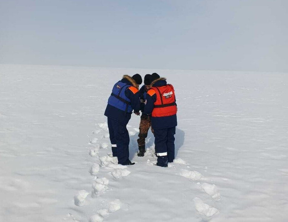 Пожилой рыбак потерялся на Красноярском водохранилище из-за густого тумана  Мужчина рано утром отправился на рыбалку в районе села Белоярск Краснотуранского района. К обеду на водохранилище появился туман, в итоге 71-летний пенсионер, переходя от лунки к лунке, заблудился.   Пока бродил в поисках рыбацких принадлежностей, сильно замерз и потерял рукавицы. У мужчины был при себе телефон, он позвонил в экстренную службу. На место выехали специалисты Краснотуранской спасательной станции.  В условиях практически нулевой видимости спустя 40 минут они смогли найти рыбака. Его доставили в здание спасательной станции, где напоили горячим чаем.  Фото: КГКУ «Спасатель»